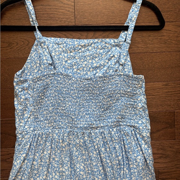 Blue Floral Romper size M Old Navy - like new condition romper cute for summer - Picture 8 of 8